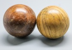 DIVERSOS - Lote de 2 esferas em madeira esculpida. Med. 7 cm.
