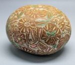 DIVERSOS - Cabaça peruana HUANCAYO, lavrada com flores e pássaros. Med. 10x14 cm.