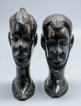 ESCULTURA - Par de lindas esculturas em ébano, representando casal. Alt 15 cm e 16 cm.