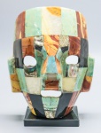 ESCULTURA - Máscara pré-colombiana, da morte, decorada com aplicações de pedras, madrepérola e abalone. Med. 22x17 cm.