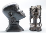 ESCULTURA - Lote de 2 estatuetas esculpidas em ébano. Med. 15 cm e 13 cm.