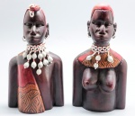 ESCULTURA - Escultura de casal esculpido em madeira policromada. Med. 18 cm e 19 cm.