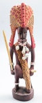 ESCULTURA - Guerreiro tribal em madeira. Med. 22 cm.