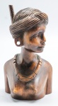 ESCULTURA - Escultura em madeira nobre, representando Mulher. Med. 16 cm.