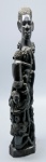 ESCULTURA - Linda escultura, esculpida em ébano, representando Mulher e crianças, vestindo trajes étnicos. Alt. 43 cm.