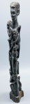 ESCULTURA - Linda escultura, esculpida em ébano, representando Mulher e crianças, vestindo trajes étnicos. Alt. 42 cm.