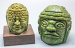 ESCULTURAS - Lote de cabeças, astecas em jade verde sobre madeira. Med. 10 cm e 10x7 cm.