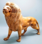 DIVERSOS - Escultura de leão em madeira. Med. 48x60x15 cm. Marcas do tempo.