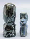 ESCULTURAS - Lote de 2 esculturas em obsidiana e pedra azul. Alt. 12 cm e 9 cm.