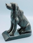 ESCULTURA - Escultura de cão em mármore preto. Med. 20x19x18 cm.