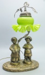 ABAJUR - Lindo abajur de mesa, para 1 luz, em bronze representando "Crianças". Base em mármore. Cúpula em pasta de vidro fosco verde. Med. 38x23x14 cm.