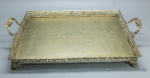 METAL - Linda bandeja retangular em metal espessurado a prata, fundo lavrado e galeria vazada. Med. 8x48x32 cm.