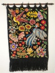 TAPEÇARIA - Linda tapeçaria, representando pássaros e flores, assinado ELISA. Med. 123x72 cm.