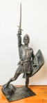 ESCULTURA - ENRICO BUTTI - Escultura em bronze representando Cavaleiro, Alberto da Giussano. Assinado na base. Med. 82x28x22 cm e aproximadamente 20kg.