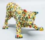 COLECIONISMO - Escultura de cão em resina policromada. Med. 7x17x10 cm.