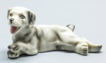 COLECIONISMO - Belo cão em porcelana européia, marcado na base. Med. 5x9x4 cm.