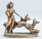 COLECIONISMO - Grupo escultorico em material metálico acobreado. Med. 20x20x6 cm.