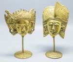 ESCULTURA - Par de máscaras balinesas em metal dourado, lavrada e cinzelada. Med. 17x12 cm e 13x10 cm. Pequenas faltas das pedras.