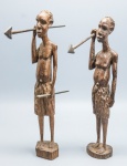 ARTE AFRICANA - Par de guerreiros esculpidos em madeira. Alt. 32 cm e 31 cm.