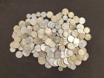 LOTE DE MOEDAS DIVERSAS: 22 MOEDAS DE 2 CENTAVOS, 46 MOEDAS DE 1 CENTAVO, 39 MOEDAS DE 50 CENTAVOS, 37 MOEDAS DE 5 CENTAVOSS, 47 MOEDAS DE 10 CENTAVOS, 14 MOEDAS DE 1 CRUZEIRO, 68 MOEDAS DE 20 CENTAVOS.APRPOXIMADAMENTE 1,5 KG.MOEDAS EM BOM ESTADO, PORÉM COM PÁTINA E MARCAS DO TEMPO.