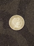 PRATA 900 - MOEDA POUCO COMUM EUA 1 DIME, BARBER - ANO  1909.ESSA MOEDA FAZ PARTE DA SÉRIE DIME BARBER, COMPOSTA POR 96 MOEDAS.ESTÁ BEM CONSERVADA, PORÉM PODE APRESENTAR PÁTINA NATURAL DO TEMPO, E EVENTUAIS MARCAS DE MANUSEIO HUMANO. TRATA-SE DE MOEDA AUTÊNTICA.TODOS OS ITENS CONSTANTES NO CATÁLOGO DESSE LEILÃO, SÃO VENDIDOS COMO DESCRITOS E MOSTRADOS NAS FOTOS. SE AINDA HOUVER DÚVIDAS, ESCLARECER ANTES DO LEILÃO.