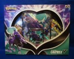 POKÉMON - Pokémon Calyrex V - Cavaleiro Espectral Carta Gigante - COPAG `Fechado` - Industria Brasileira - Esta caixa contém : - 1 carta holográfica promocional de 1 carta de Calyrex Cavaleiro Espectral V - 1 carta holográfica extragrande digna de exposição de Calyrex Cavaleiro Espectral; 6 pacotes de booster de coleções da série Espada e Escudo; - 1 código para desbloquear 1 carta de Calyrex Cavaleiro Espectral ( colecionismo, colecionador, jogos, animes, estratégia)
