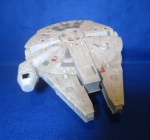 STAR WARS - MILLENIUM FALCON - Miniatura da nave em plástico 24x18 x 6, no estado - nave espacial fictícia da franquia Star Wars, conhecida por sua velocidade e por ter sido usada por Han Solo e Chewbacca durante a Guerra Civil Galáctica. - ( brinquedo, colecionavel, animes, gerra nas estrelas, cinema)