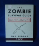 CARDS - The Zombie Survival Guide: Complete Protection from the Living Dead 48 laminas, 10x14 - edit. Max Brooks ( em ingles) ( colecionismo, jogos) ilustrado e exaustivamente abrangente, este livro aborda tudo o que você precisa saber, incluindo como entender a fisiologia e o comportamento dos zumbis, as táticas de defesa e armamento mais eficazes, maneiras de equipar sua casa para um longo cerco e como sobreviver e se adaptar em qualquer território ou terreno.