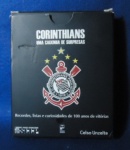 CARDS -Corinthians: Uma caixinha de surpresas - Este livro em formato de cards traz 45 incríveis rankings com informações para desafiar os amigos. Confira: os dez resultados que mais se repetiram na história alvinegra; os dez maiores atacantes do clube; em que dia da semana o Corinthians mais jogou; os adversários que mais enfrentaram o Timão; os árbitros que mais apitaram jogos do Corinthians; os estrangeiros que mais vestiram a camisa do time; os países em que o Timão mais jogou; e muitos outros dados