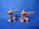 Brinquedo Soldadinhos, anos 70 - Soldados, lote com 2 pças em plástico injetado `industria não identificado, item para restauro` - NO ESTADO - (colecionavel, militaria, miniatura)