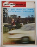 Revista Quatro Rodas nº75  Outubro/1966 Com um contraste visual marcante entre o passado e o presente, esta edição destaca um carro antigo verde com rodas amarelas e ocupantes em trajes de época, enquanto um carro moderno passa em velocidade ao fundo. Os temas abordam o fascínio pelos carros antigos, os mistérios dos consórcios e um convite ao turismo pelo Rio Paraná. Uma edição que celebra a evolução automotiva e o prazer de viajar pelas estradas brasileiras com história e estilo.