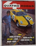 Revista Quatro Rodas  Fevereiro/1965 (Ano V, Nº 55) Com um vibrante carro de corrida amarelo nº 22 em destaque e um piloto em traje azul ao lado, esta edição pulsa com energia e velocidade. Os destaques incluem um mapa sobre os povos indígenas do Brasil, um roteiro europeu por Lisboa, Madri e Paris, o prestigiado Prêmio Victor de 1964 e uma análise da linha inglesa de 1965. Uma edição que cruza fronteiras  geográficas e automobilísticas  com estilo e informação.