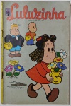 Luluzinha Nº 46  Editora Abril (Ano IV) Nesta edição adorável, Luluzinha aparece com um vaso de flores, cercada por seus amigos em um cenário florido e alegre. Publicada pela Editora Abril,  é uma representação clássica da ternura e amizade que marcaram gerações de leitores. Uma peça encantadora para quem ama quadrinhos nostálgicos!