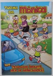 Essa edição da Turma da Mônica, intitulada "Trabalho Infantil, Nem de Brincadeira!", alerta sobre os riscos do trabalho infantil. Com cenas que mostram crianças em atividades como vender balas e carregar compras, a revista reforça que infância é tempo de estudar e brincar. Publicação da Mauricio de Sousa Editora, com foco em conscientização social.