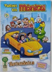 ssa edição especial chamada "Turismônica  Fotos de Viagem" leva a Turma da Mônica para uma aventura turística cheia de descobertas. Com Mônica, Cebolinha, Magali e Cascão a bordo de um carro conversível, a capa celebra o espírito de viagem e diversão, com selos ilustrando destinos como praia, parque e casa. Publicada pela Mauricio de Sousa Editora, a revista promove o turismo de forma leve e educativa.