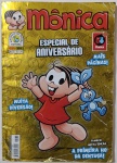 Essa edição dourada da revista Mônica nº 75 é um Especial de Aniversário que celebra os 50 anos da personagem, criada por Mauricio de Sousa. Com destaque para a primeira HQ da Dentuça, a revista promete mais páginas e muita diversão. Publicada pela Panini Comics em parceria com a Mauricio de Sousa Editora, é uma homenagem à trajetória da icônica menina de vestido vermelho e seu inseparável coelhinho azul, Sansão.