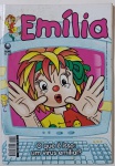Emília nº03  2007  publicada pela Editora Globo, traz a irreverente personagem do Sítio do Picapau Amarelo em uma aventura digital. Com o título "O que é isso: um vírus Emília!?", a história mistura humor e tecnologia, enquanto Emília se depara com o mundo dos computadores. A capa vibrante destaca seu visual único e expressão surpresa, prometendo uma trama divertida e curiosa.