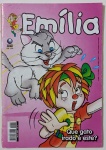 Emília nº04    2007   da Editora Globo, apresenta a personagem em uma situação inesperada e divertida. Com o título "Que gato irado é este?", a capa mostra Emília assustada diante de um enorme gato cinza de olhos azuis e expressão travessa. A cena mistura humor e surpresa, prometendo uma aventura cheia de confusão e personalidade  bem ao estilo da irreverente boneca do Sítio do Picapau Amarelo.