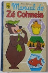 "Manual do Zé Colmeia", publicado pela Editora Abril, traz o famoso personagem da Hanna-Barbera em uma edição especial voltada ao público infantil. Com capa ilustrada em padrão de colmeia e imagens temáticas de natureza e animais, o manual combina diversão com curiosidades sobre o mundo natural  tudo com o humor característico do Zé Colmeia, sempre em busca de mel e aventuras na floresta.