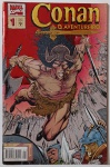 Edição nº 1 de "Conan, o Aventureiro", publicada pela Marvel Comics, apresenta o icônico guerreiro em meio a uma batalha épica. Com capa vibrante e cheia de ação, Conan aparece empunhando sua espada, vestindo elmo com chifres e roupas de pele, enfrentando um exército armado. A revista, com preço de R$ 3,20, promete aventuras intensas e cheias de bravura, típicas do universo de fantasia heroica que consagrou o personagem.