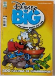A edição nº 9 de Disney BIG, publicada pela Editora Abril, traz o Tio Patinhas em destaque, garimpando pepitas de ouro em meio a notas de dinheiro  símbolo clássico de suas aventuras e fortuna. Com 300 páginas de quadrinhos, a revista promete muita diversão em formato compacto, como indica o slogan: "Para levar sempre com você." Ideal para fãs de histórias longas e personagens icônicos da Disney.