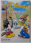 Almanaque Disney nº 354  Editora Abril Edição especial com a história O Fora-da-Lei, trazendo Mickey em uma aventura no Velho Oeste. Capa ilustrada com personagens em clima de faroeste, incluindo pôster de procurado e cenário típico de cidade do interior. Perfeito para fãs e colecionadores da Disney.
