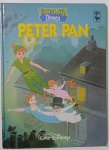 Peter Pan  Série Fantasia Disney Nesta edição encantada da coleção Fantasia Disney, Peter Pan guia três crianças em uma aventura mágica pelos céus rumo à Terra do Nunca. Com ilustrações vibrantes e a presença de Sininho, o livro captura o espírito da fantasia e da infância eterna. Uma viagem inesquecível sob o céu estrelado.