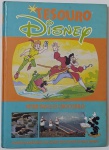 Tesouro Disney  Peter Pan e o Crocodilo Esta edição especial reúne aventuras do universo encantado de Walt Disney, com destaque para o confronto entre Peter Pan, Capitão Gancho e o temido crocodilo. Com ilustrações vibrantes e narrativas adicionais sobre culturas e animais, o livro celebra a magia, a diversidade e o espírito das histórias Disney.