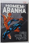 Homem-Aranha: Caído Entre os Mortos  A Coleção Definitiva Marvel Nesta edição intensa escrita por Mark Millar e ilustrada por Terry Dodson e Frank Cho, o Homem-Aranha enfrenta ameaças sombrias e dilemas profundos. Com arte impactante e narrativa envolvente, a história mergulha no lado mais vulnerável do herói, revelando o peso de ser Peter Parker.