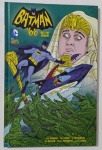 Batman '66: Rei Tut Ataca!  DC Comics Inspirado na icônica série de TV dos anos 60, esta edição traz Batman e Robin enfrentando o vilão egípcio Rei Tut em uma aventura cheia de ação, crocodilos e arte retrô. Com roteiro de Jeff Parker e Tom Peyer e arte de nomes como Ty Templeton e Joëlle Jones, o quadrinho mistura nostalgia e diversão em estilo clássico.
