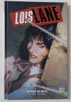 Lois Lane: Inimiga do Povo  DC Comics / Panini Comics Com roteiro de Greg Rucka e arte de Mike Perkins, esta edição apresenta Lois Lane como uma jornalista destemida em busca da verdade. Envolvida em conspirações, assassinatos e corrupção, ela enfrenta perigos com coragem e integridade. Uma trama intensa que destaca o poder da informação e da justiça