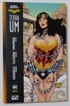 Mulher-Maravilha: Terra Um Grant Morrison e Yanick Paquette reimaginam a origem da heroína em uma trama que mistura mitologia, crítica social e empoderamento. Parte da linha Earth One e da celebração dos 75 anos da personagem, a história apresenta uma Mulher-Maravilha dividida entre o mundo das Amazonas e o dos homens. Intensa, provocativa e visualmente deslumbrante.