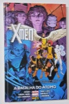 X-Men: A Batalha do Átomo Uma saga que une passado, presente e futuro dos mutantes em um confronto épico. Com roteiro de Bendis, Aaron e Wood, e arte de nomes como Immonen, Cho e Bachalo, a história traz os X-Men clássicos em meio a dilemas temporais e decisões que podem mudar tudo. Visual impactante e narrativa intensa.