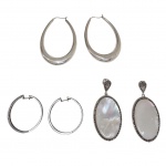 Três pares de brinco em prata, 2 contrastados, 1 com madrepérola sem contraste, 64,20 g.